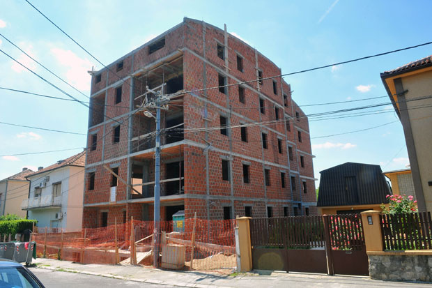 МУКЕ ЗЕМУНАЦА ЗБОГ НЕЛЕГАЛНЕ ГРАДЊЕ: Комшије живе зазидали 